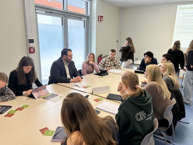 Politiker im Kreuzverhör: Friedegart-Belusa-Schüler diskutieren Zukunftsthemen